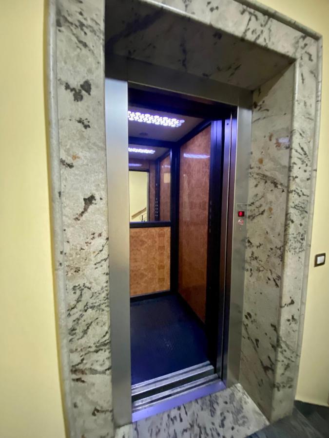Prince Hotel Тирана Екстериор снимка