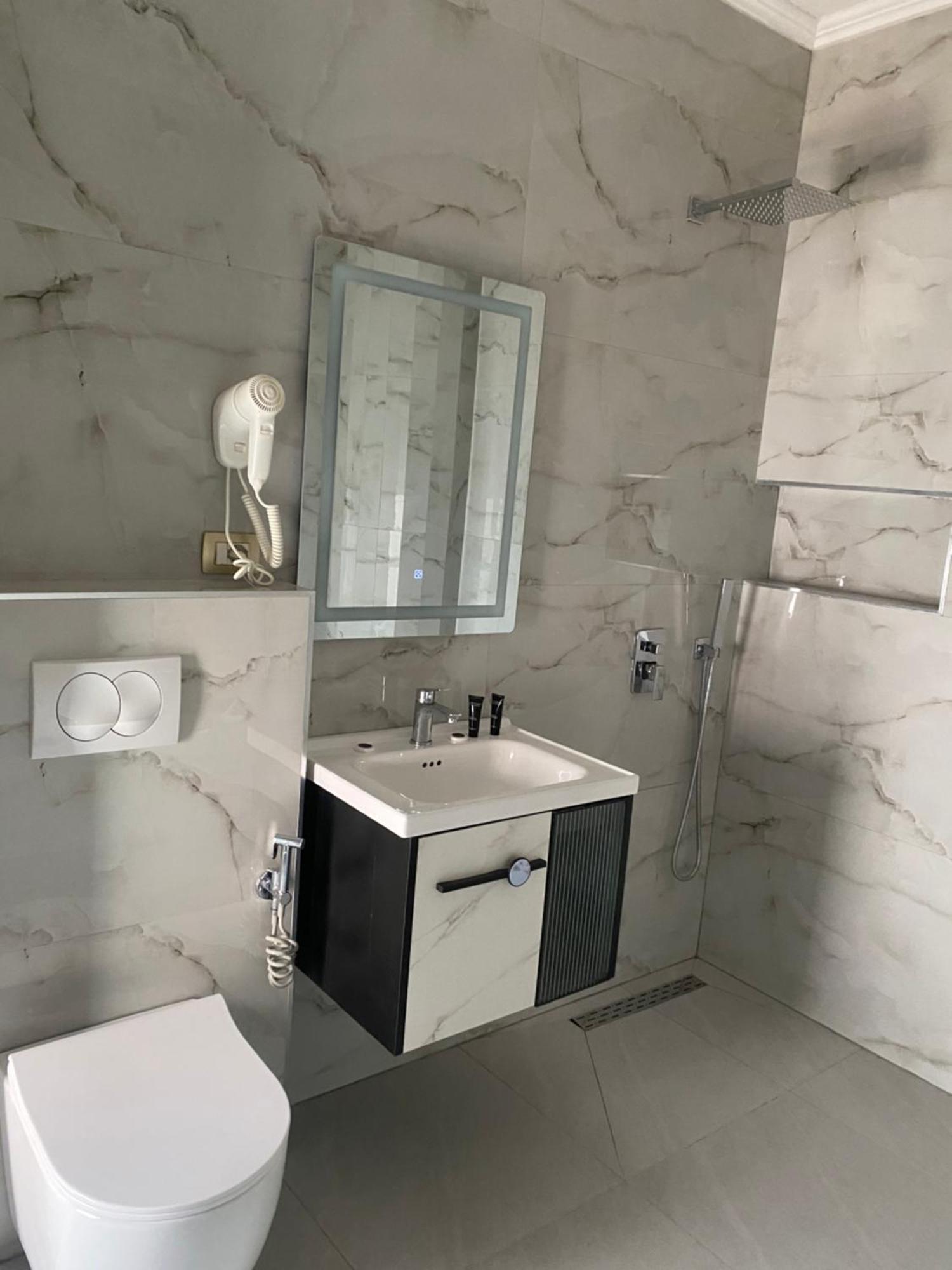 Prince Hotel Тирана Екстериор снимка