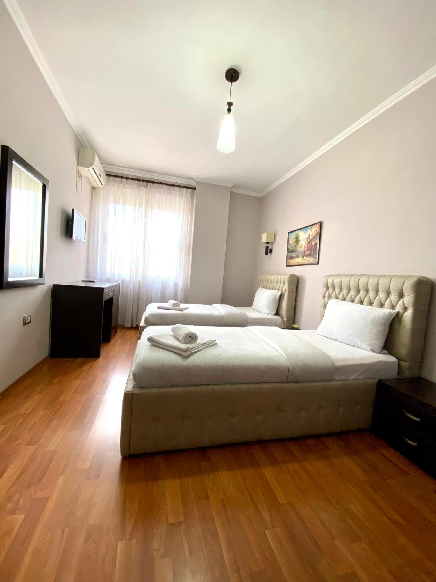 Prince Hotel Тирана Екстериор снимка